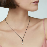 Primo piano del ciondolo DMC0027, evidenziando la lavorazione artigianale e l’effetto perlato dello smalto.